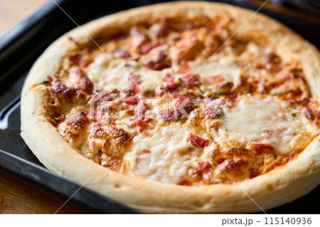 焼き上がったピザ 115140936
