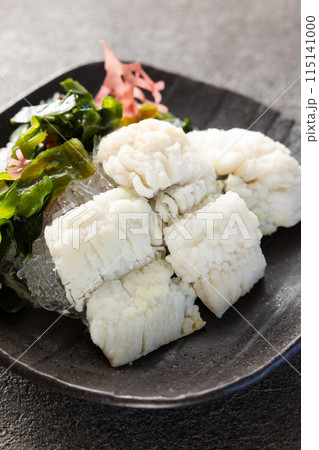 おいしい湯引きした鱧 115141000