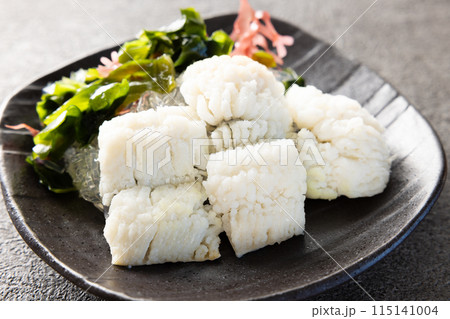 おいしい湯引きした鱧 115141004