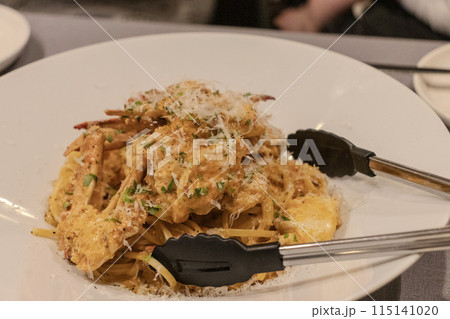 白いお皿に乗るおいしいパスタ 白いお皿に乗るおいしいパスタ 115141020