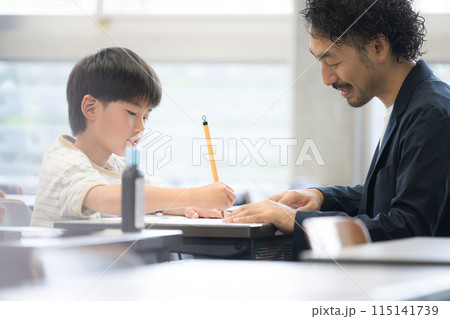 習字を教わる小学生の男の子 115141739