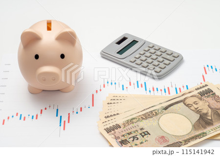 現金と株価チャートと貯金箱と電卓 現金と株価チャートと貯金箱と電卓 115141942