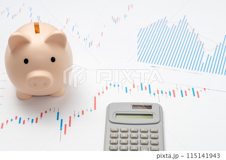 株価チャートと貯金箱と電卓 115141943
