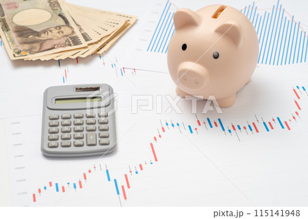 現金と株価チャートと貯金箱と電卓 115141948