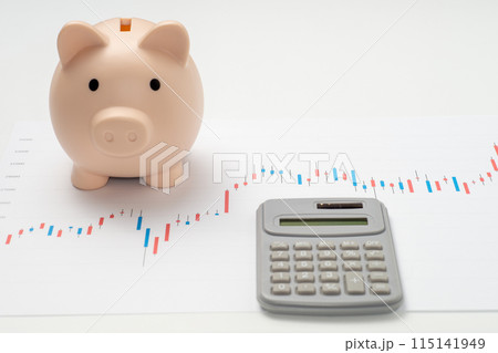 株価チャートと貯金箱と電卓 115141949