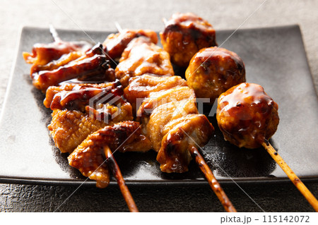おいしい焼き鳥、つくね、鶏皮 おいしい焼き鳥、つくね、鶏皮 115142072