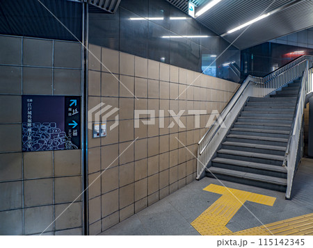 東京メトロ虎ノ門駅の地下通路 「江戸城外堀跡 地下展示室」への案内板 東京メトロ虎ノ門駅の地下通路 「江戸城外堀跡 地下展示室」への案内板 115142345