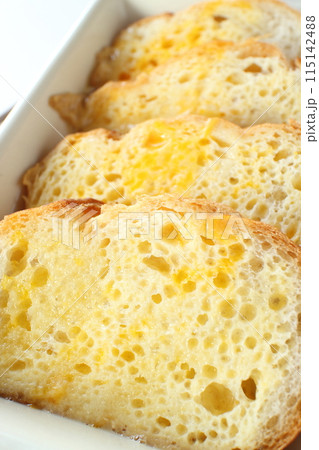 フランスパンのフレンチトースト 115142488