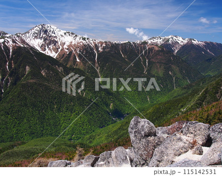 南アルプス・鳳凰三山薬師岳付近から望む初夏の北岳と仙丈ヶ岳 115142531