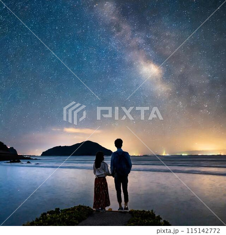 海と夜景と星空を楽しむカップル 115142772