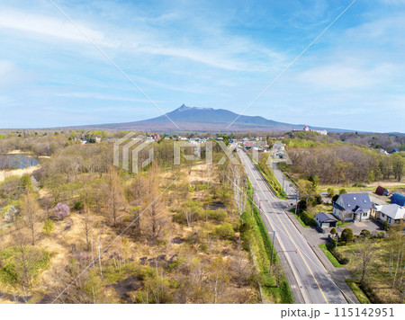 道道 大沼公園線と北海道駒ヶ岳（北海道七飯町） 115142951