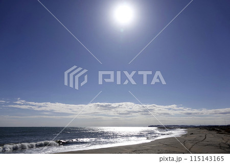 海と砂浜を照らす冬の太陽 海と砂浜を照らす冬の太陽 115143165