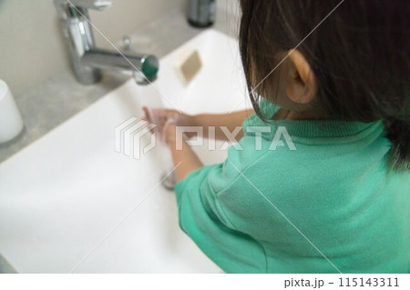 手洗いする子供 115143311