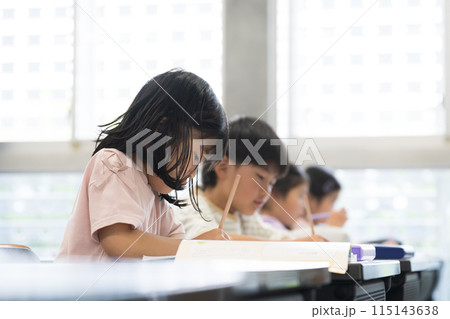明るい教室で勉強をする小学生たちの横顔 複数 明るい教室で勉強をする小学生たちの横顔 複数 115143638