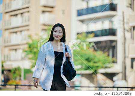 通勤する若い女性 115143898
