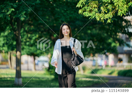 通勤する若い女性 通勤する若い女性 115143899