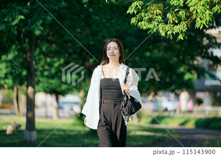 通勤する若い女性 通勤する若い女性 115143900