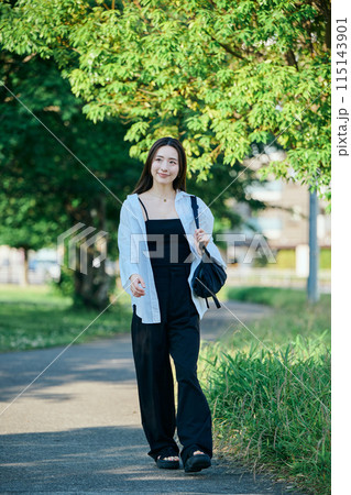 通勤する若い女性 通勤する若い女性 115143901