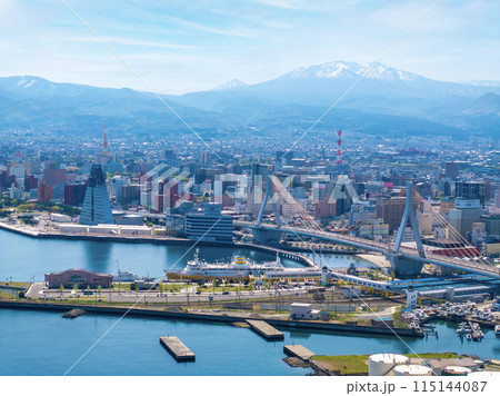青森港と八甲田山（青森県青森市） 115144087