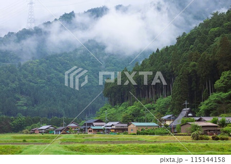 美山グランピング かやグラで過ごす京都の美山の里、日本の原風景を探す旅、幽玄な霧に包まれて、茅葺屋根 115144158