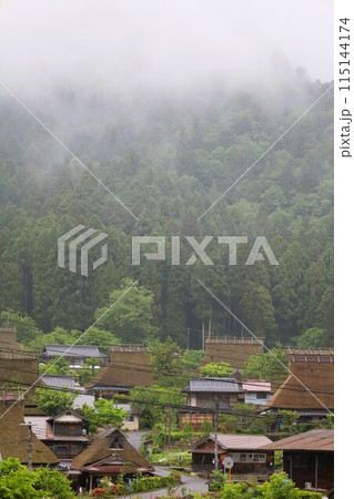 美山グランピング かやグラで過ごす京都の美山の里、日本の原風景を探す旅、幽玄な霧に包まれて、茅葺屋根 115144174