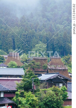 美山グランピング かやグラで過ごす京都の美山の里、日本の原風景を探す旅、幽玄な霧に包まれて、茅葺屋根 美山グランピング かやグラで過ごす京都の美山の里、日本の原風景を探す旅、幽玄な霧に包まれて、茅葺屋根 115144182
