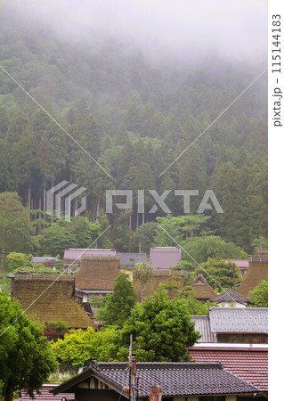 美山グランピング かやグラで過ごす京都の美山の里、日本の原風景を探す旅、幽玄な霧に包まれて、茅葺屋根 美山グランピング かやグラで過ごす京都の美山の里、日本の原風景を探す旅、幽玄な霧に包まれて、茅葺屋根 115144183