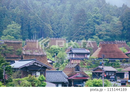 美山グランピング かやグラで過ごす京都の美山の里、日本の原風景を探す旅、幽玄な霧に包まれて、茅葺屋根 115144189