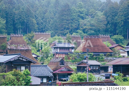 美山グランピング かやグラで過ごす京都の美山の里、日本の原風景を探す旅、幽玄な霧に包まれて、茅葺屋根 115144190