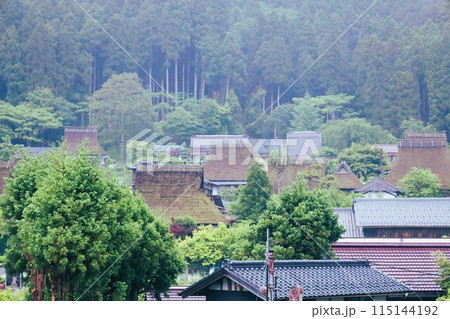 美山グランピング かやグラで過ごす京都の美山の里、日本の原風景を探す旅、幽玄な霧に包まれて、茅葺屋根 115144192