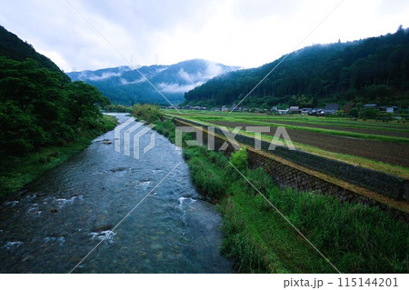 美山グランピング かやグラで過ごす京都の美山の里、日本の原風景を探す旅、幽玄な霧に包まれて、茅葺屋根 115144201
