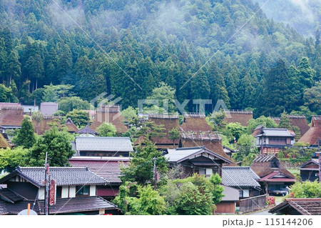 美山グランピング かやグラで過ごす京都の美山の里、日本の原風景を探す旅、幽玄な霧に包まれて、茅葺屋根 115144206
