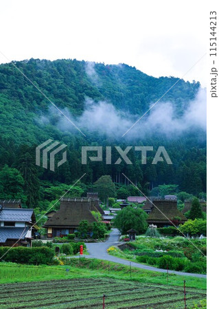 美山グランピング かやグラで過ごす京都の美山の里、日本の原風景を探す旅、幽玄な霧に包まれて、茅葺屋根 美山グランピング かやグラで過ごす京都の美山の里、日本の原風景を探す旅、幽玄な霧に包まれて、茅葺屋根 115144213