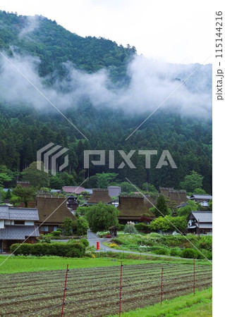 美山グランピング かやグラで過ごす京都の美山の里、日本の原風景を探す旅、幽玄な霧に包まれて、茅葺屋根 115144216