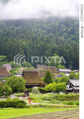 美山グランピング かやグラで過ごす京都の美山の里、日本の原風景を探す旅、幽玄な霧に包まれて、茅葺屋根 115144221