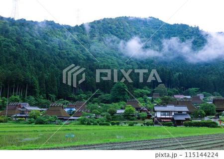美山グランピング かやグラで過ごす京都の美山の里、日本の原風景を探す旅、幽玄な霧に包まれて、茅葺屋根 美山グランピング かやグラで過ごす京都の美山の里、日本の原風景を探す旅、幽玄な霧に包まれて、茅葺屋根 115144224