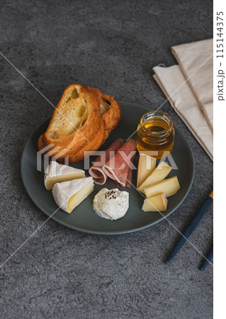 チーズの盛り合わせ 115144375