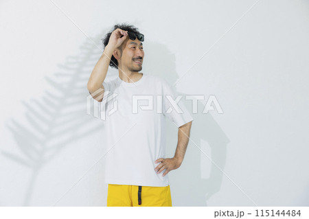 サングラスをかけた男性 サングラスをかけた男性 115144484