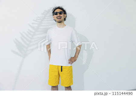 サングラスをかけた男性 115144490