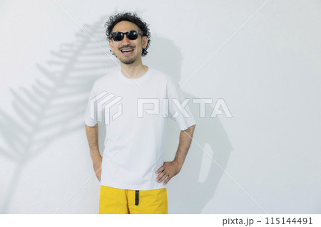 サングラスをかけた男性 115144491