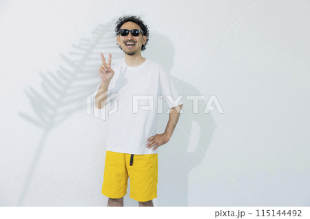 サングラスをかけた男性 サングラスをかけた男性 115144492