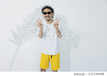 サングラスをかけた男性 115144496