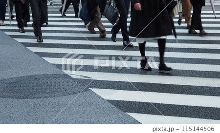 昼の都心の交差点の横断歩道を渡る出勤する人々の様子 昼の都心の交差点の横断歩道を渡る出勤する人々の様子 115144506