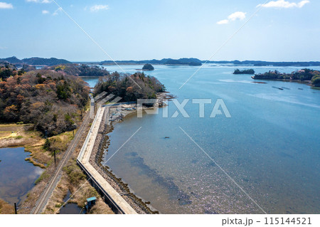松島湾の海岸沿いにあるJR仙石線の普通列車(宮城県松島町) 松島湾の海岸沿いにあるJR仙石線の普通列車(宮城県松島町) 115144521