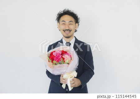 花束を持つビジネスマン 115144545