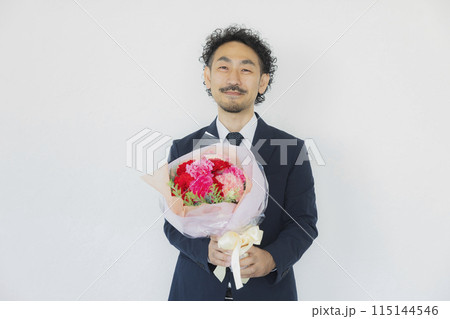 花束を持つビジネスマン 115144546