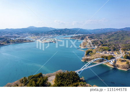 気仙沼大島大橋と気仙沼湾（宮城県気仙沼市） 115144578