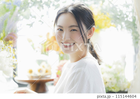 ブーケを持つ若い女性 115144604