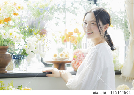 ブーケを持つ若い女性 ブーケを持つ若い女性 115144606