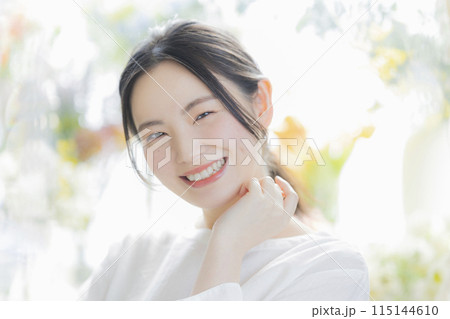 ブーケを持つ若い女性 115144610